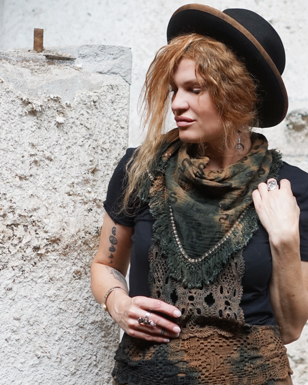 Triangle Scarf Magic Print - Black Soil